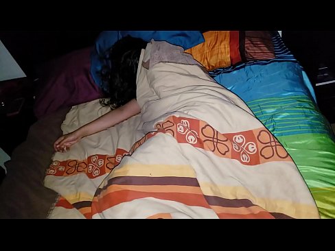 ❤️ Üvey oğul, genç üvey annesini uyurken azarlıyor. ️❌ Seks videosu bizde ❌️❤